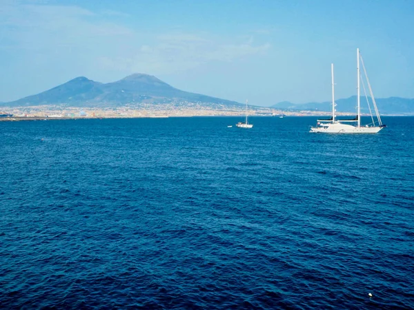 Horizontal View Gulf Naples Sailing Boats Vesuvio Volcano Background — Foto de Stock