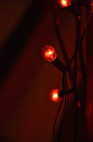 Sebuah Karangan Bunga Dengan Bola Lampu Pohon Natal — Stok Foto