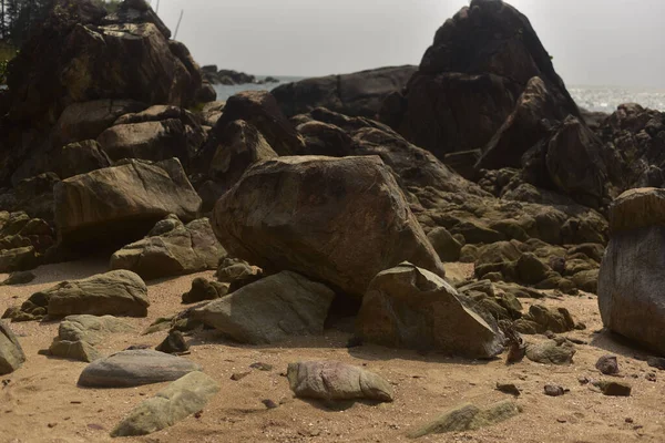 Blick Auf Riesige Felsen Ufer Des Meeres — Stockfoto