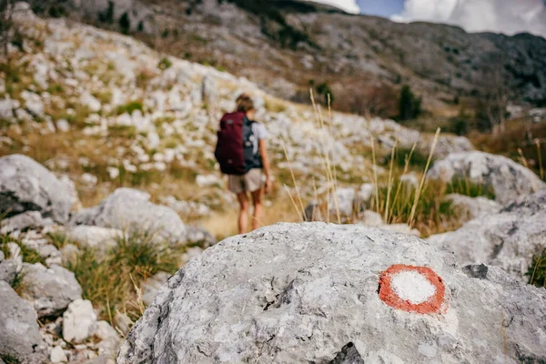 Close Enormes Rochas Com Montanhas Alpinista Fundo Embaçado Montenegro — Fotografia de Stock