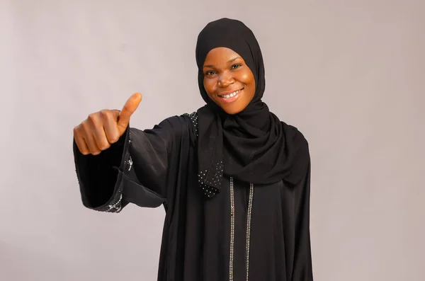 Muçulmano Africano Mulher Sorridente Senhora Sorrindo Como Ela Levantando Polegar — Fotografia de Stock