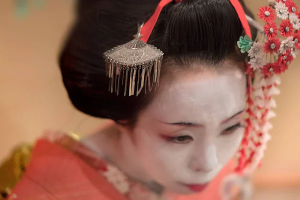 Maiko Japonés Geisha Broche Pelo Coifed Kimono Rojo Con Patrones —  Fotos de Stock