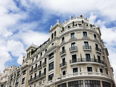 Madrid, İspanya 'da güzel, yuvarlak, beyaz bir binanın alçak açılı çekimi.