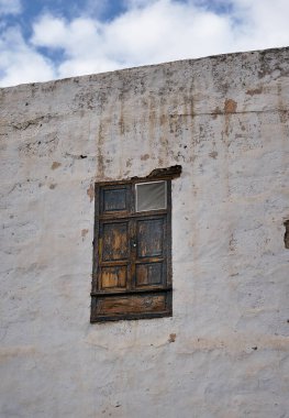 Eski bir binanın eski ahşap penceresi.