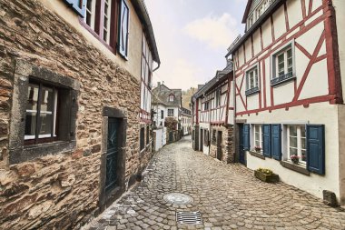 Almanya 'nın Eifel bölgesinde Monreal adında küçük bir kasabadaki tipik binalar.