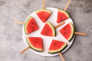 Karpuz buzlu şeker şeklinde kesilmiş.