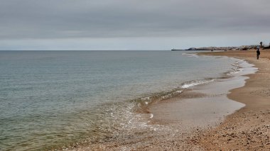 Herault, Fransa 'da bulutlu bir gökyüzünün altında Marsilya sahilinin güzel bir manzarası.