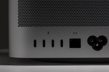 Ethernet ve Thunderbolt portları makro düşük tuşlu modern masaüstü bilgisayar sisteminin yaşamı