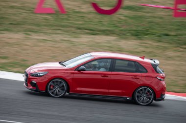 Hyundai yarış pistinde 30 N