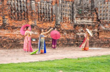 Ayutthaya Tayland ve Güneydoğu Asya 'daki Wat Chai Watthanaram tapınağında geleneksel giyinmiş Taylandlı kadınlar.