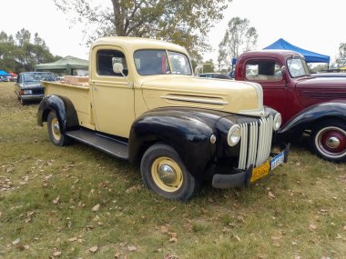 1942-1947 kırsal kesimlerinde eski model bir Ford kamyonet. Doğa çim ağaçları. Klasik araba şovu. Kopyalama alanı