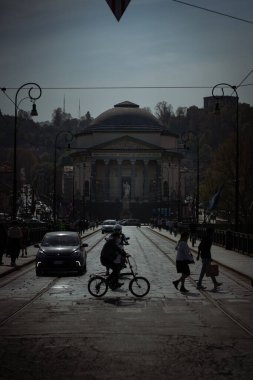 İtalya, Torino 'da yaya ve bisikletçinin dikey görüntüsü