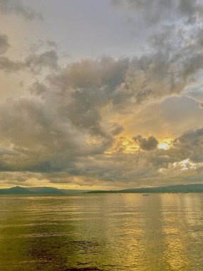 Gün batımında güzel bir denizin dikey çekimi.