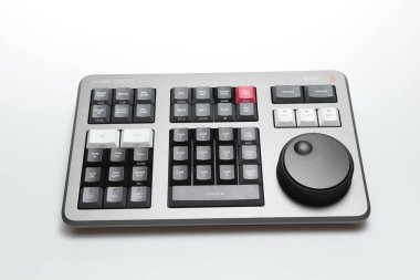 Beyaz arkaplanı izole ederek video düzenleme ve renk derecelendirme için Blackmagic tasarımının hız düzenleyicisini çözümle.