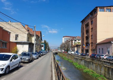 Targu Mures şehrinde dar bir sokakta manzara - Romanya, Poklos Deresi
