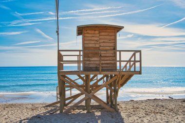 Cala Millor, Mallorca 'da bir cankurtaran istasyonu Akdeniz ve arkasında mavi gökyüzü