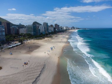 Sahildeki dalgaların manzarası