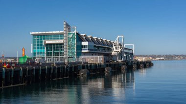 Açık havada, San Diego 'nun yolcu gemisi terminalinin yanındaki Broadway İskelesi' nde aydınlık bir yaz günü.