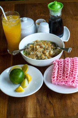 Mie Kocok Bandung 'un geleneksel Sundan Et Çorbası' nın dikey yakın çekimi.