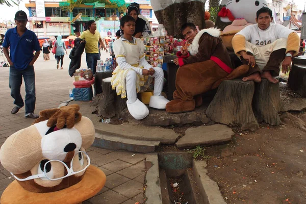 印度尼西亚西苏门答腊市 年轻男性身穿小丑服装 躺在街上休息 — 图库照片