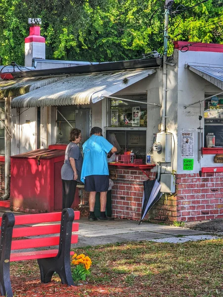 Una Toma Vertical Una Pareja Que Compra Comida Barbacoa Palm — Foto de Stock