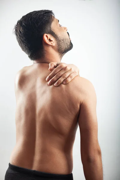 体の痛み 肩甲骨の損傷 肩甲骨の痛み 恥知らずの男性の体は腰痛に苦しんでいます — ストック写真