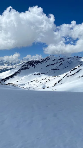 Tiro Vertical Belas Montanhas Cobertas Neve Suíça — Fotografia de Stock