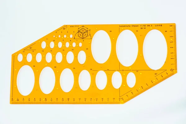 Beyaz Bir Arkaplanda Izole Edilmiş Geometrik Cetvelin Yakın Plan Çekimi — Stok fotoğraf
