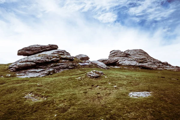 Grandes Rocas Una Colina Naturaleza Parcialmente Nublado Cielo — Foto de Stock