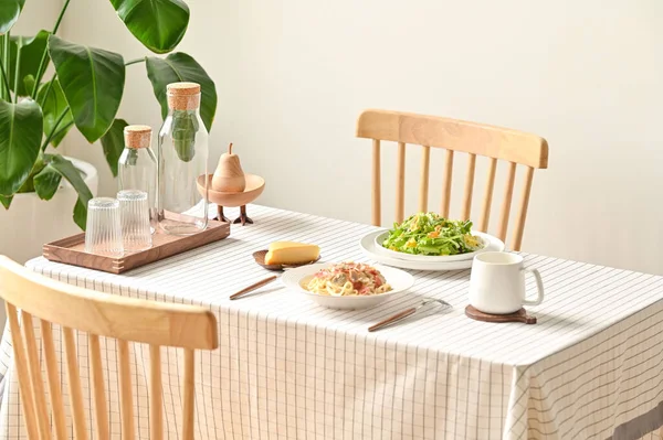 Bir Tabak Makarna Salata Ile Kahvaltı Masası — Stok fotoğraf
