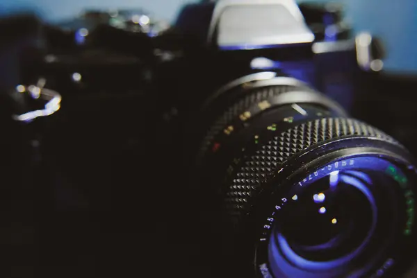 Bulanık Arkaplanda Siyah Modern Bir Kamera — Stok fotoğraf