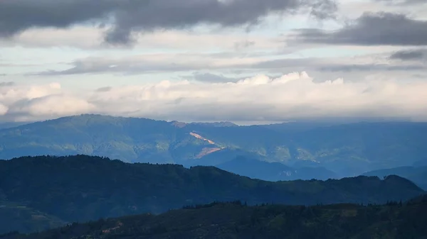曇りの日に高い森林の山々の空中風景 — ストック写真