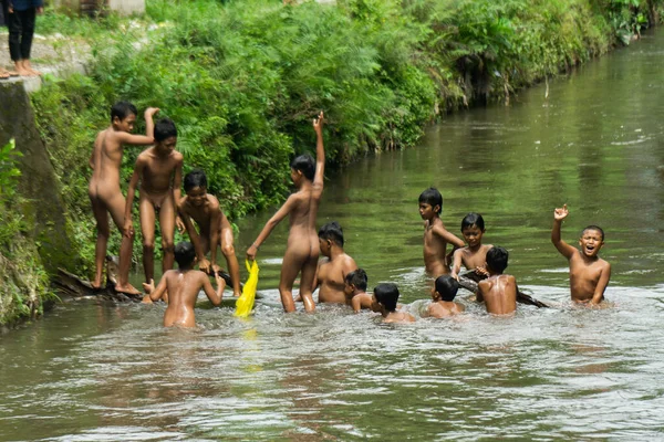 Utsikt Över Nakna Pojkar Ren Skräp Från Floden Hjälpa Varandra — Stockfoto