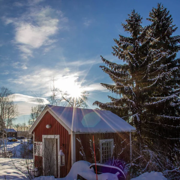 Una Vista Panorámica Sol Que Brilla Sobre Casa Madera Nevada —  Fotos de Stock