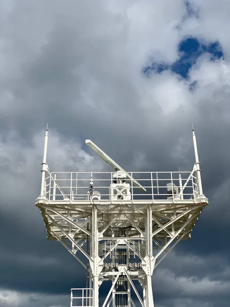 Eine Flache Aufnahme Eines Weißen Der Notfallkommunikation Gegen Einen Wolkenverhangenen — Stockfoto