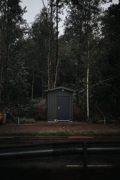 森林中一座木棚屋的竖直照片 — 图库照片
