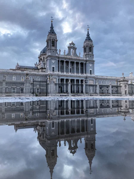 Vertikální Záběr Catedral Almudena Odrazem Oblačné Oblohy Vodě — Stock fotografie