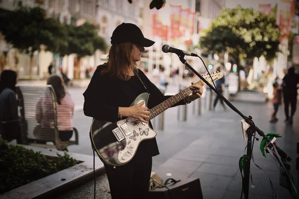 路上でギターと歌を演奏するバスカー — ストック写真