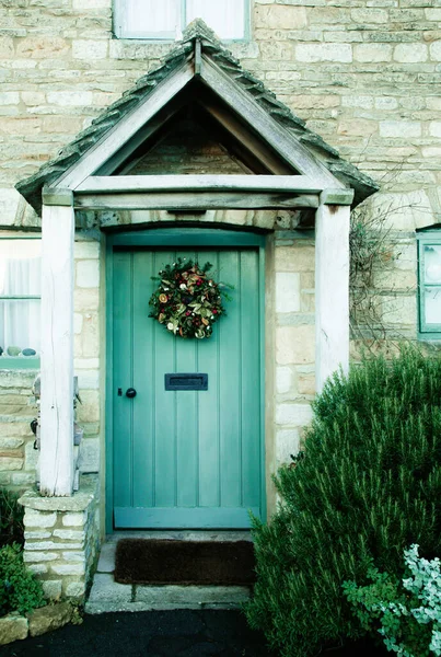 Vertical Shot Cottage Cotswolds Christmas Wreath Front Door — Photo