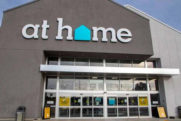 Grovetown, Ga USA - 07 19 21: ev perakende mağazasının ön girişi