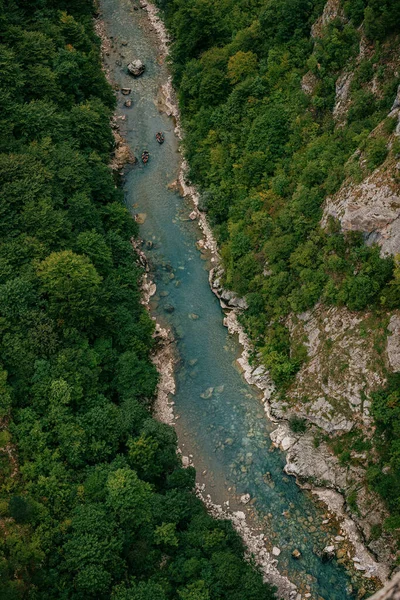 Ένα Κάθετο Πλάνο Υψηλής Γωνίας Ενός Στενού Βραχώδους Ποταμού Στο — Φωτογραφία Αρχείου