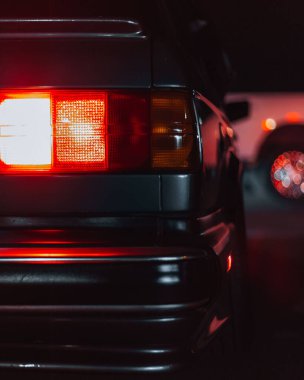 Eski bir arabanın arka lambasına yakın çekim.