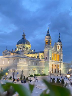Bulutlu bir günde Katedral de la Almudena 'nın dikey çekimi
