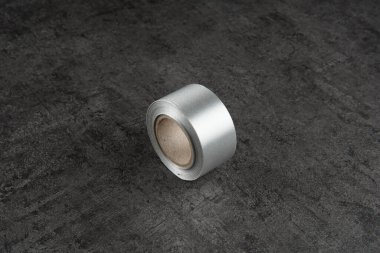 Gri bir yüzeyde gri bir bant halkasının yakın çekimi.