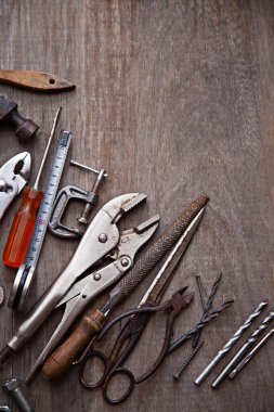 Ahşap bir masa üzerinde onarım için çeşitli araçların üst görünümü