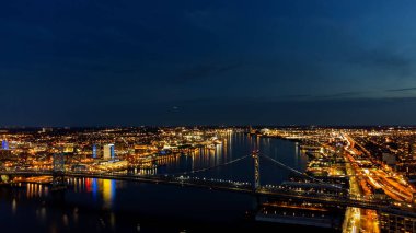 Geceleri Philadelphia ile Camden arasındaki Benjamin Franklin Köprüsü 'nün hava görüntüsü.