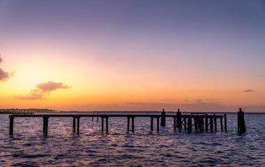 Gün batımında bulutlu gökyüzü ile deniz kıyısında güzel bir manzara.