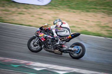 Moto BMW M1000RR pistte sürükleniyor
