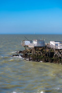 Fransa 'da Royan, tipik barakalar sahilde.