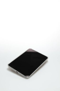 Yeni Apple iPad mini nesil 6 dijital tabletlerin stüdyo görüntüleri beyaz arkaplanda izole edilmiş. Apple şirketinden A15 Biyonik çip teknolojisi.